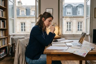 Jeune femme à Bordeaux étudiant dans son appartement