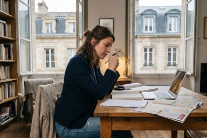 Jeune femme à Bordeaux étudiant dans son appartement